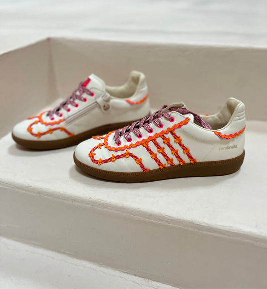 sneaker harry - crème, details oranje roze ruches, lila veter