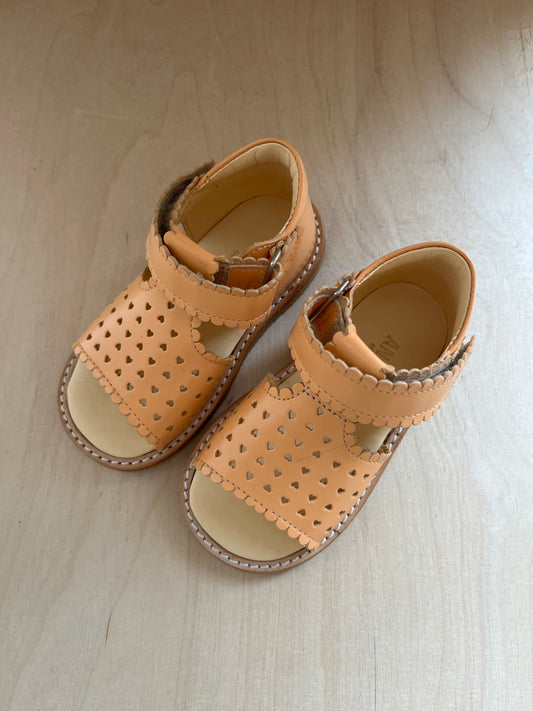 sandaal velcro - hartjes apricot