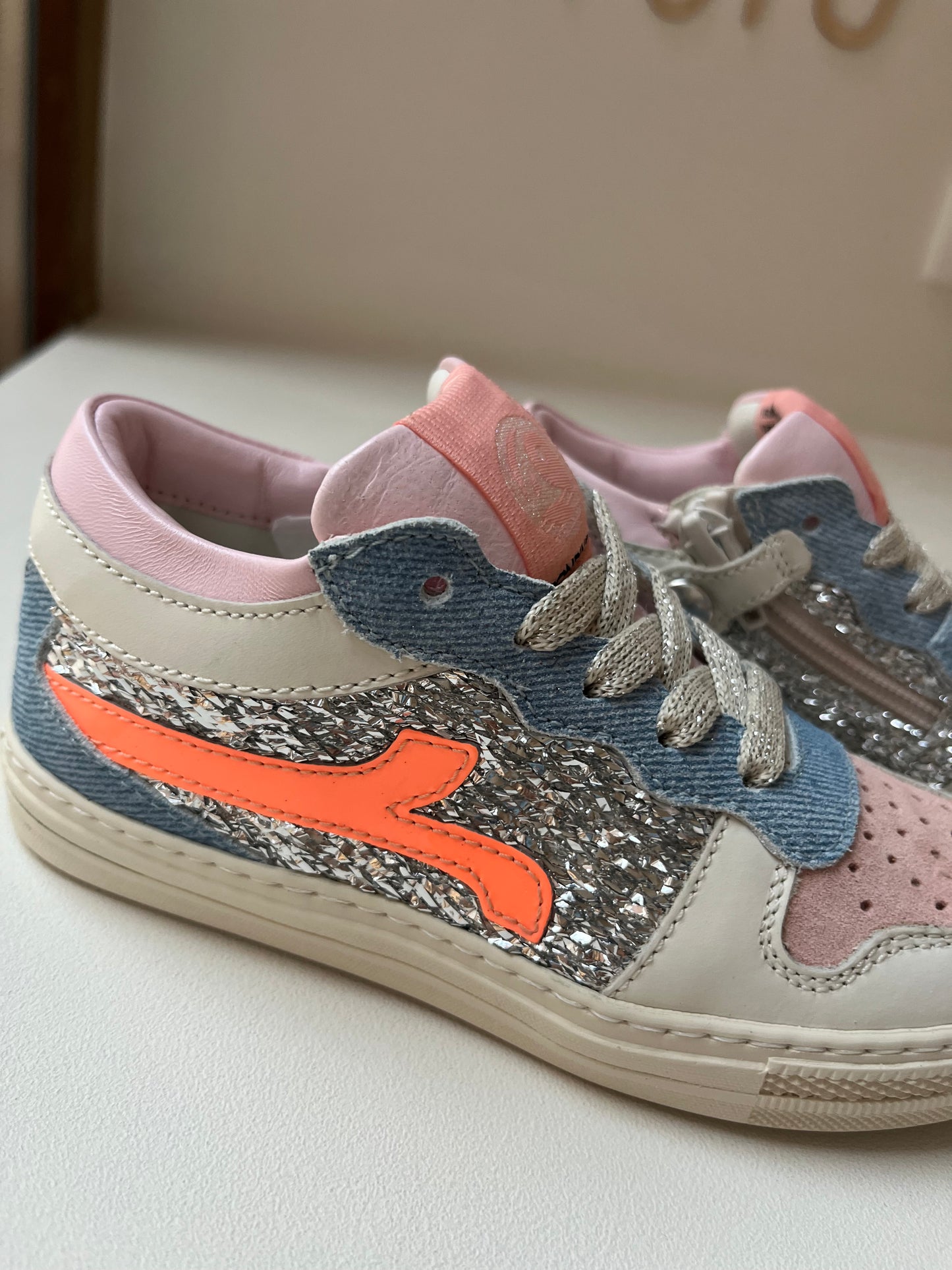 sneaker crème - glitter, oranje streep