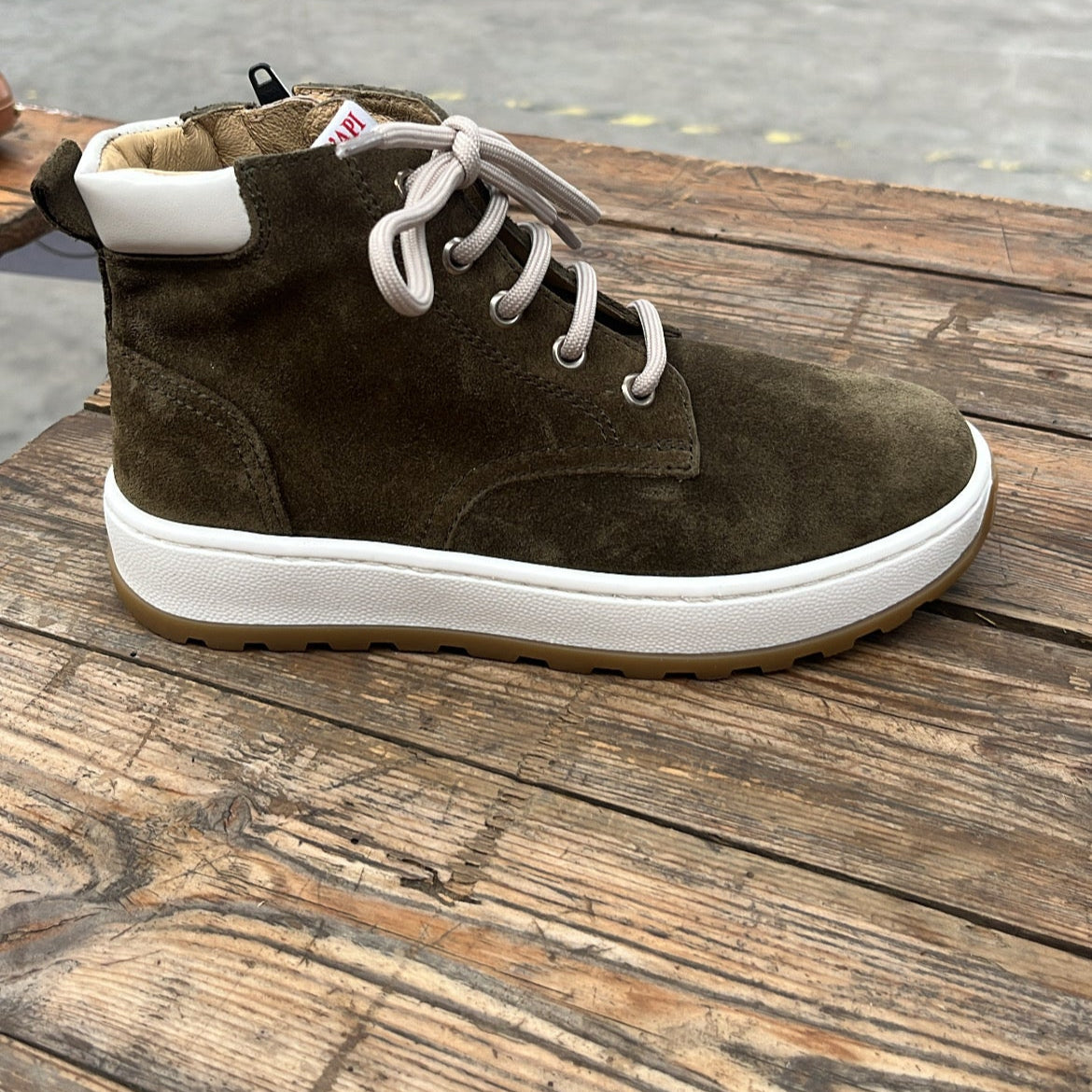 veterboot kaki nubuck, witte zool, rits-veter