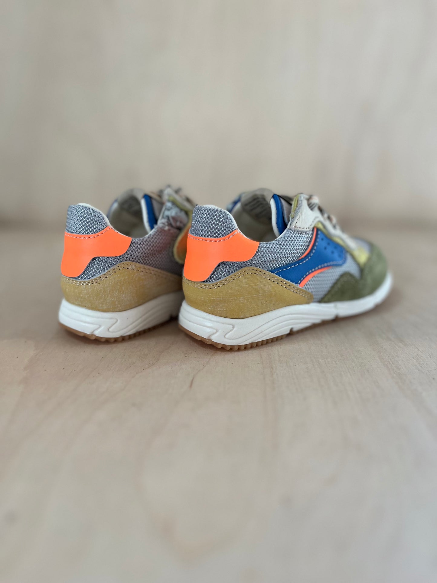 runner - mazaru grijs/blauw fluo oranje