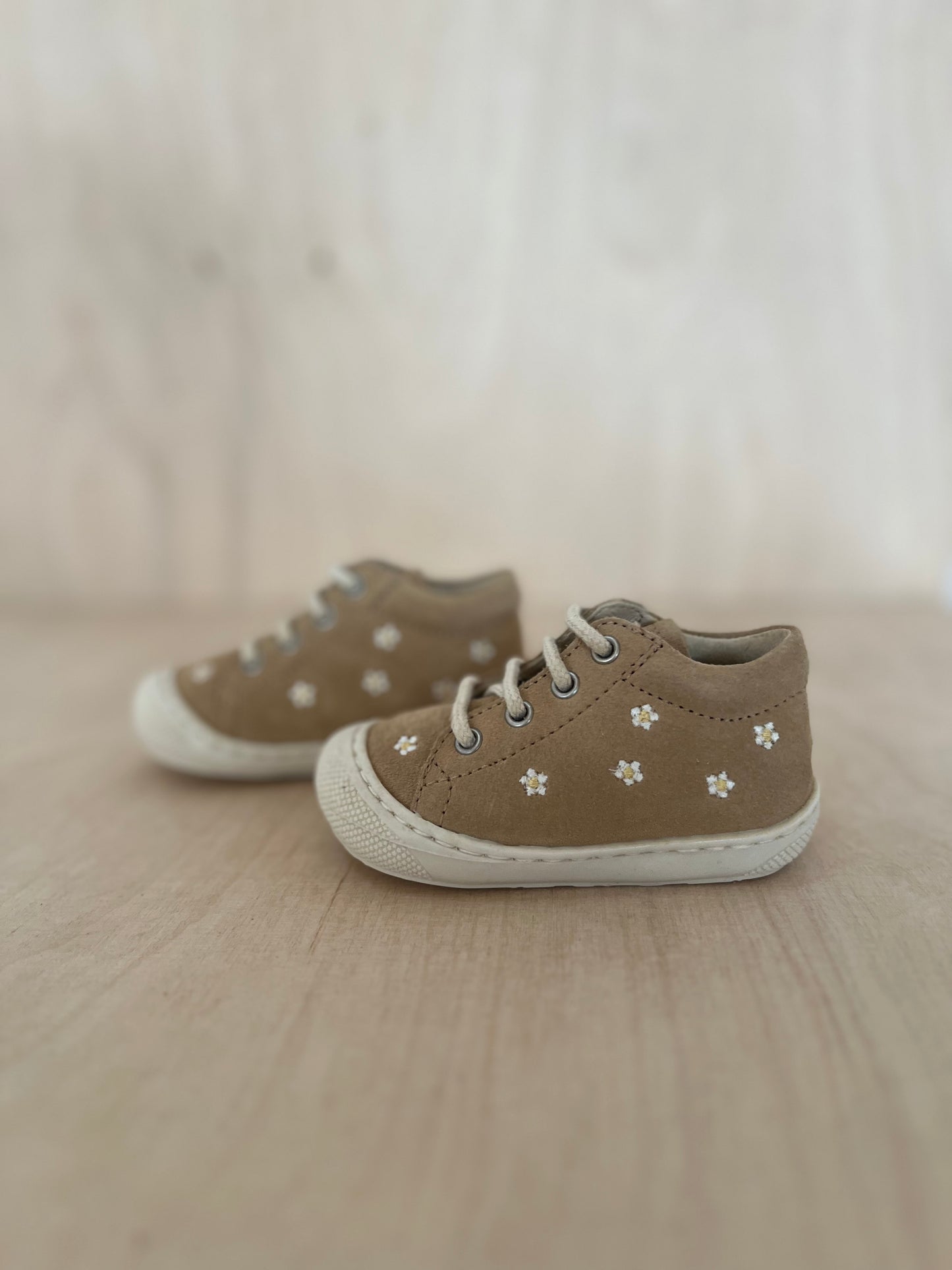 cocoon - daisies suede sand