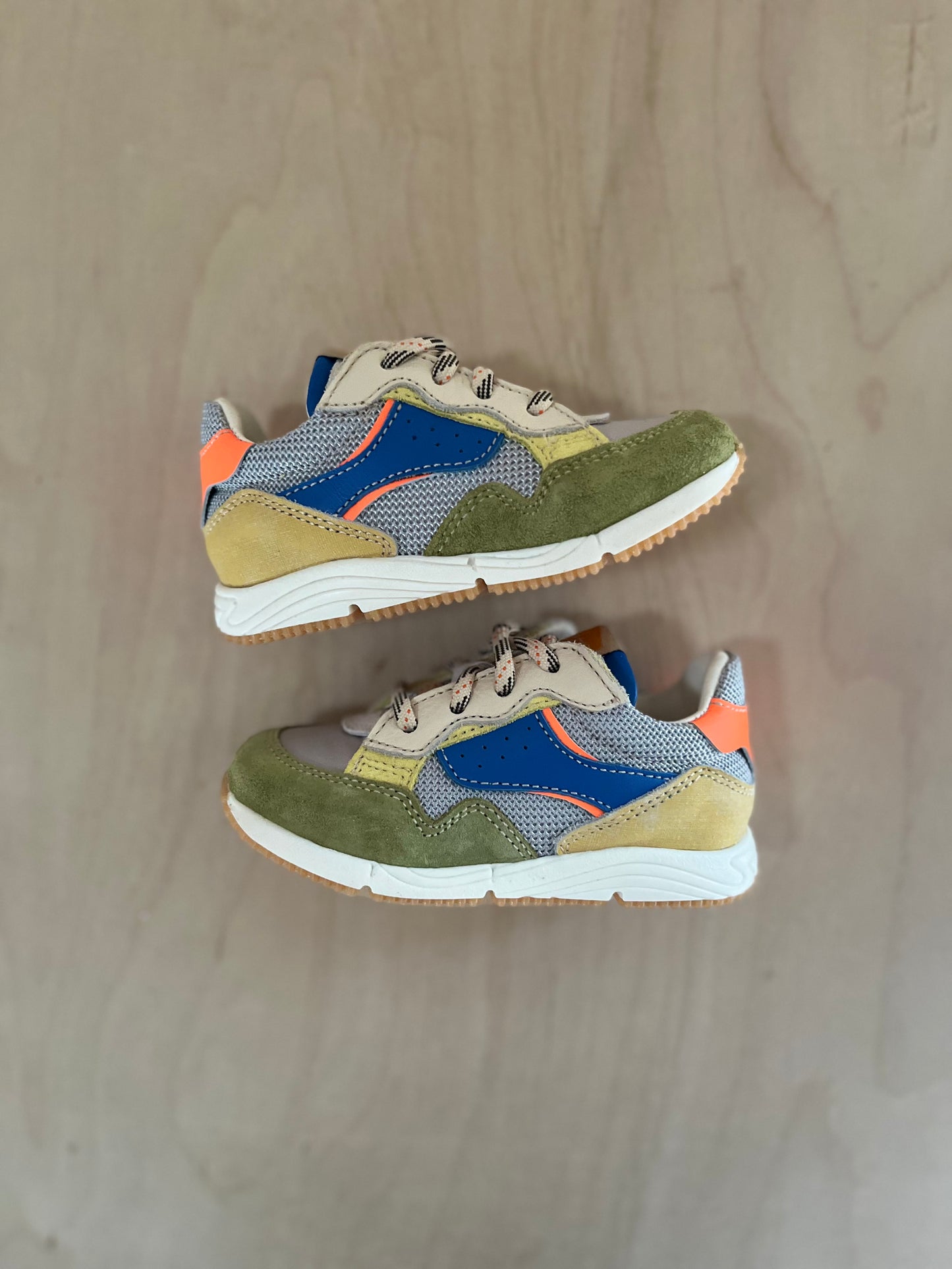 runner - mazaru grijs/blauw fluo oranje