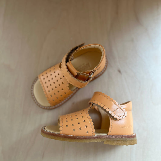 sandaal velcro - hartjes apricot