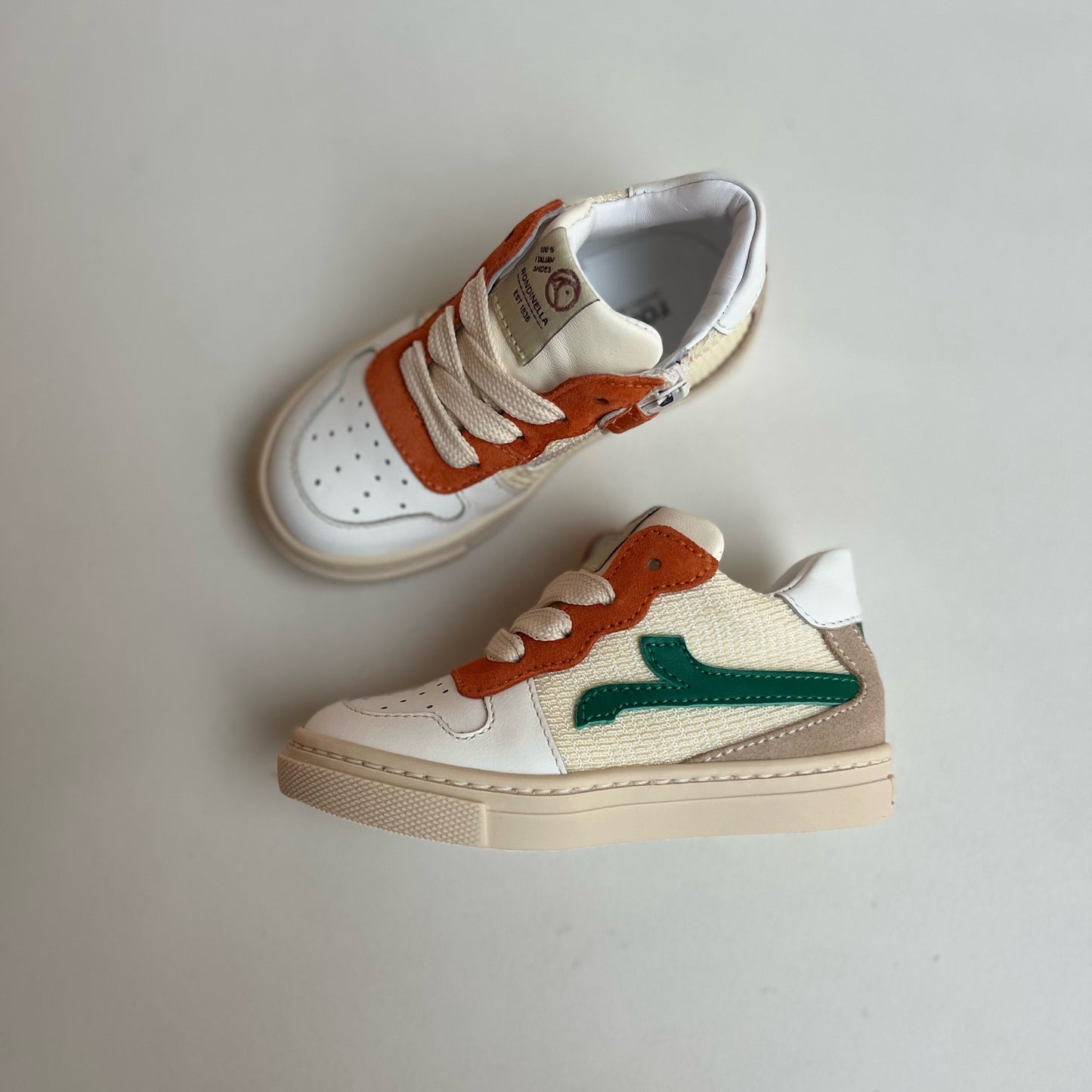 sneaker crème - donkergroene streep, oranje detail