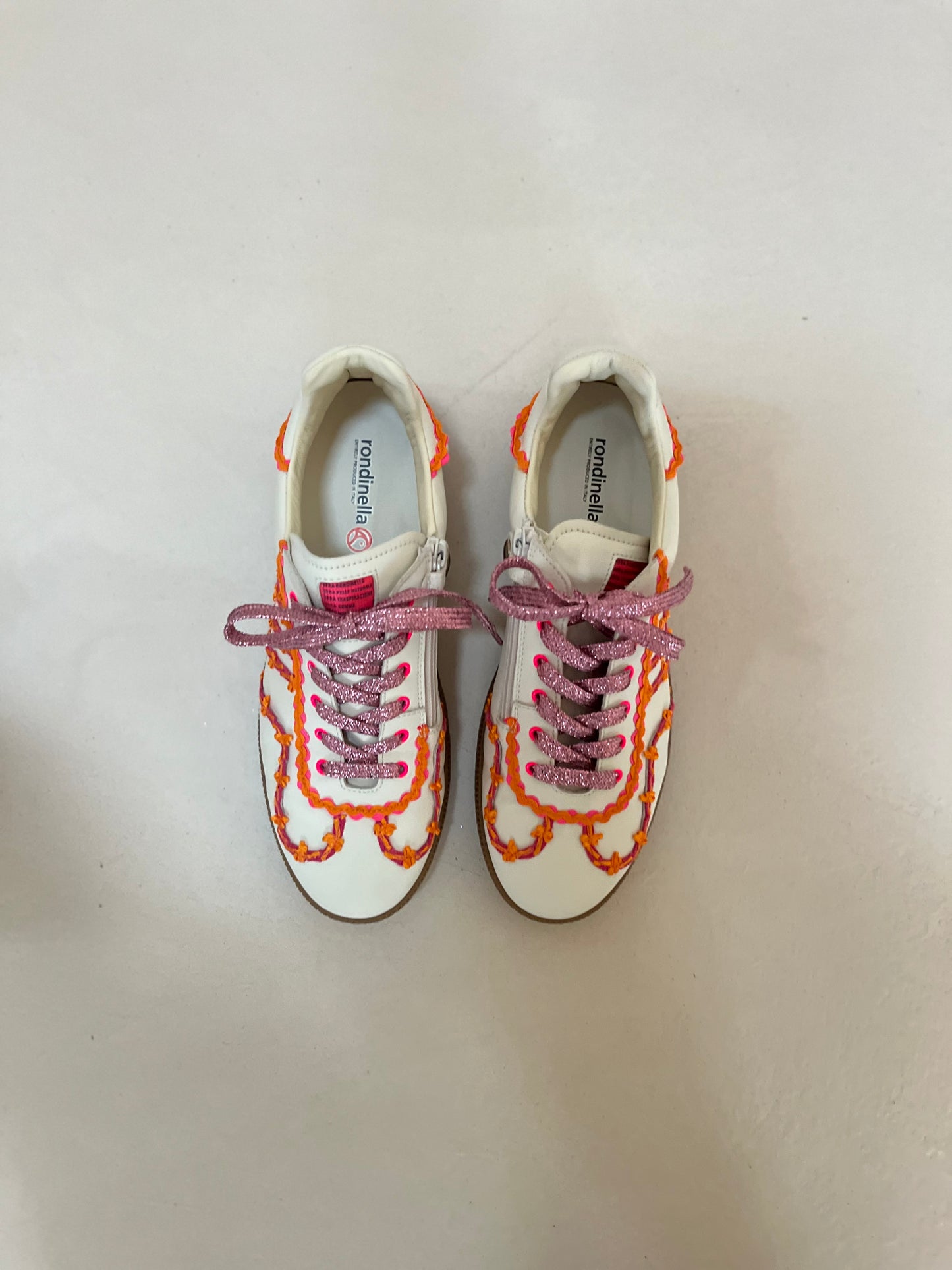 sneaker harry - crème, details oranje roze ruches, lila veter