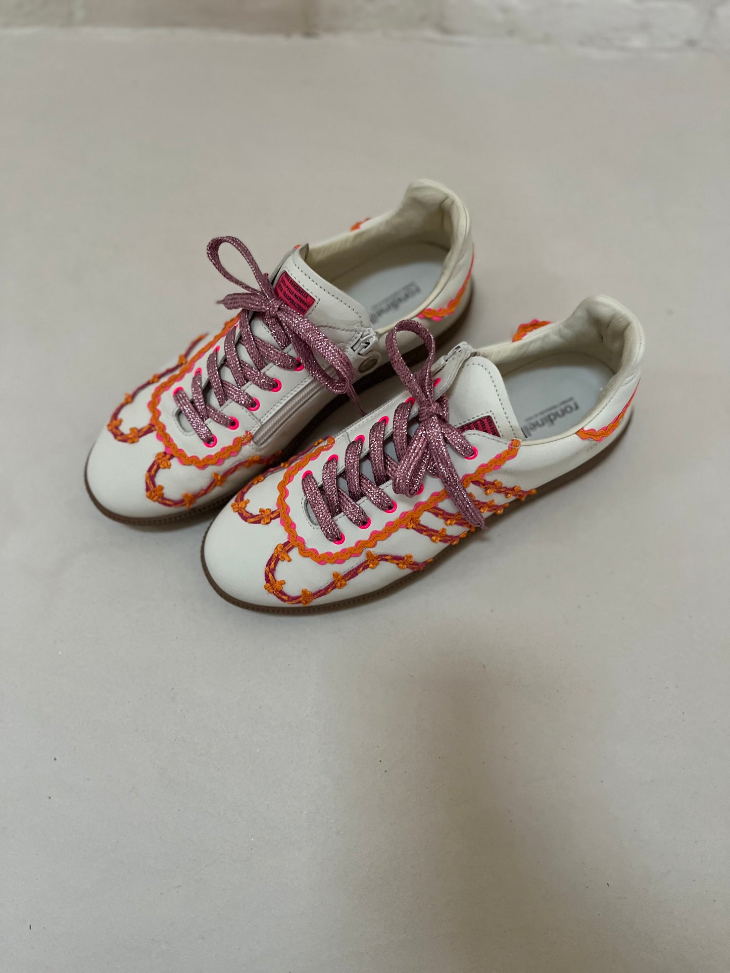 sneaker harry - crème, details oranje roze ruches, lila veter