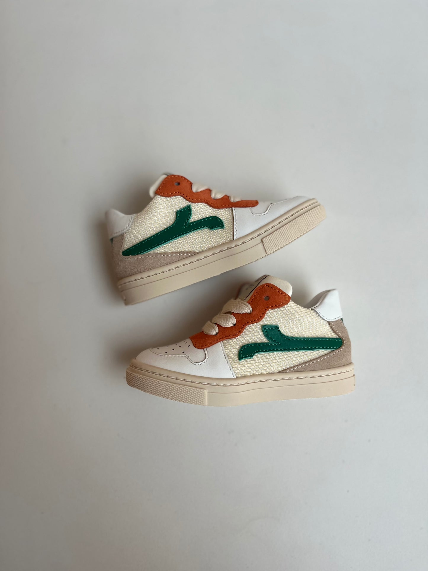 sneaker crème - donkergroene streep, oranje detail