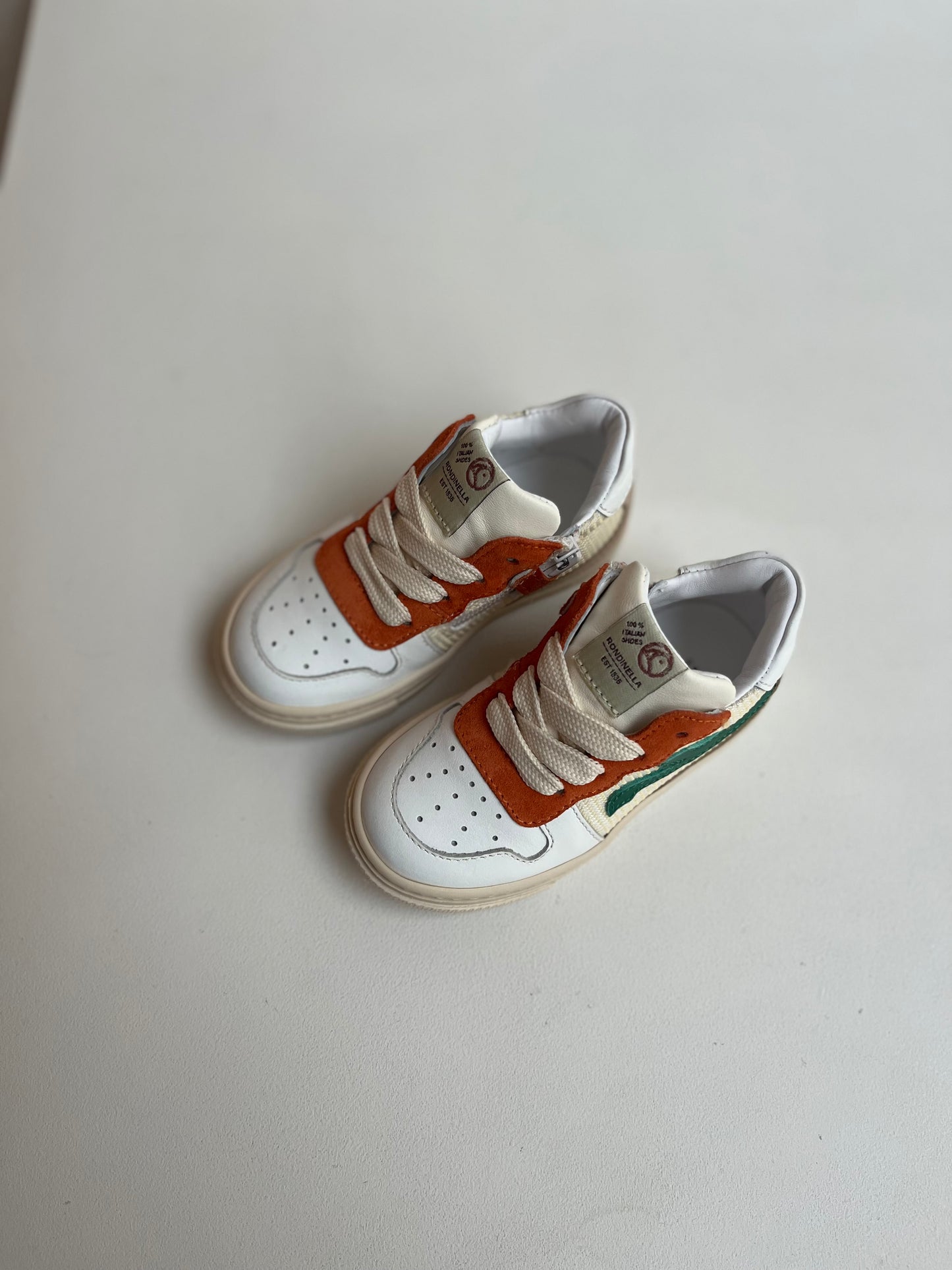 sneaker crème - donkergroene streep, oranje detail