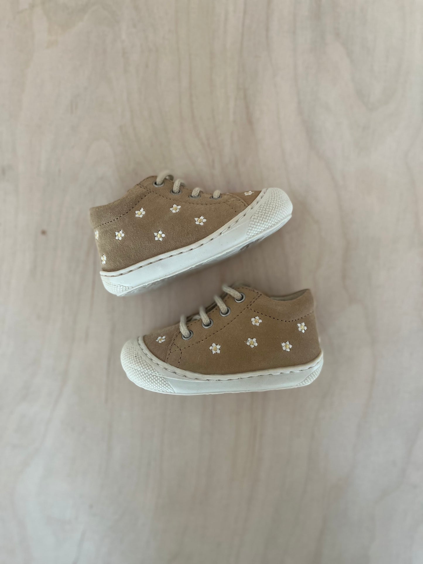 cocoon - daisies suede sand