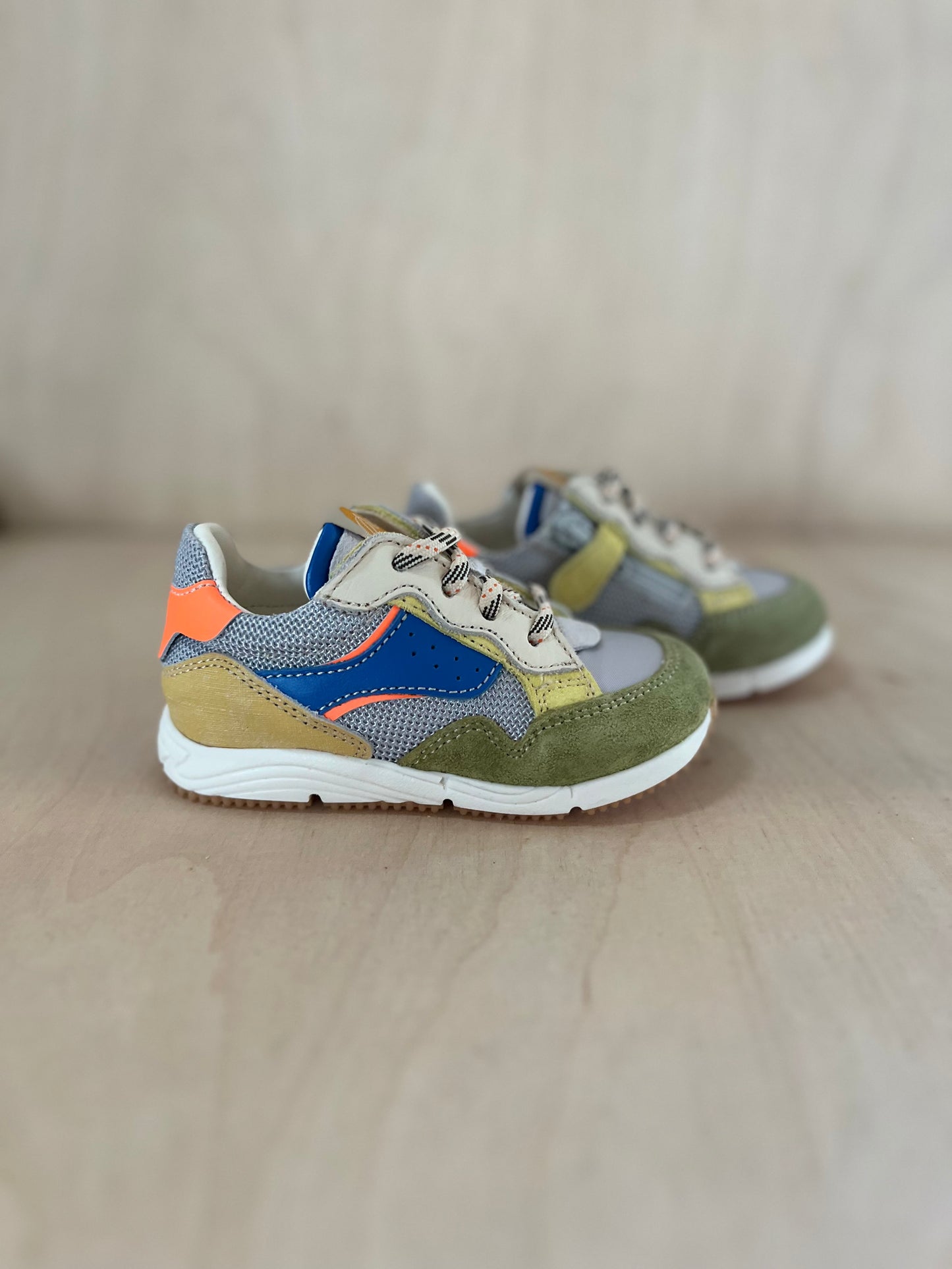 runner - mazaru grijs/blauw fluo oranje