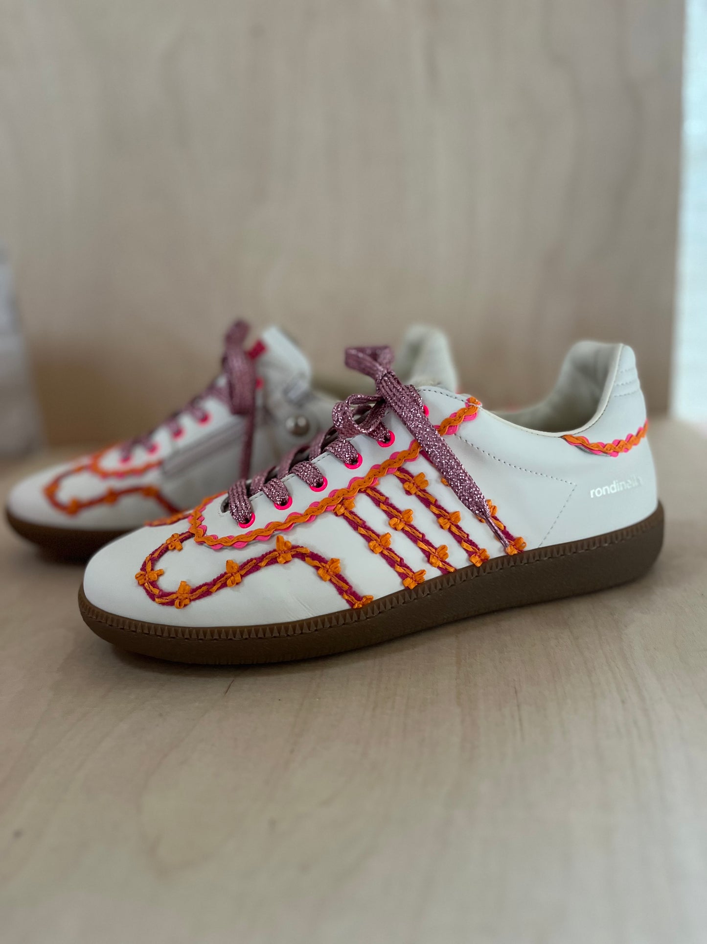 sneaker harry - crème, details oranje roze ruches, lila veter