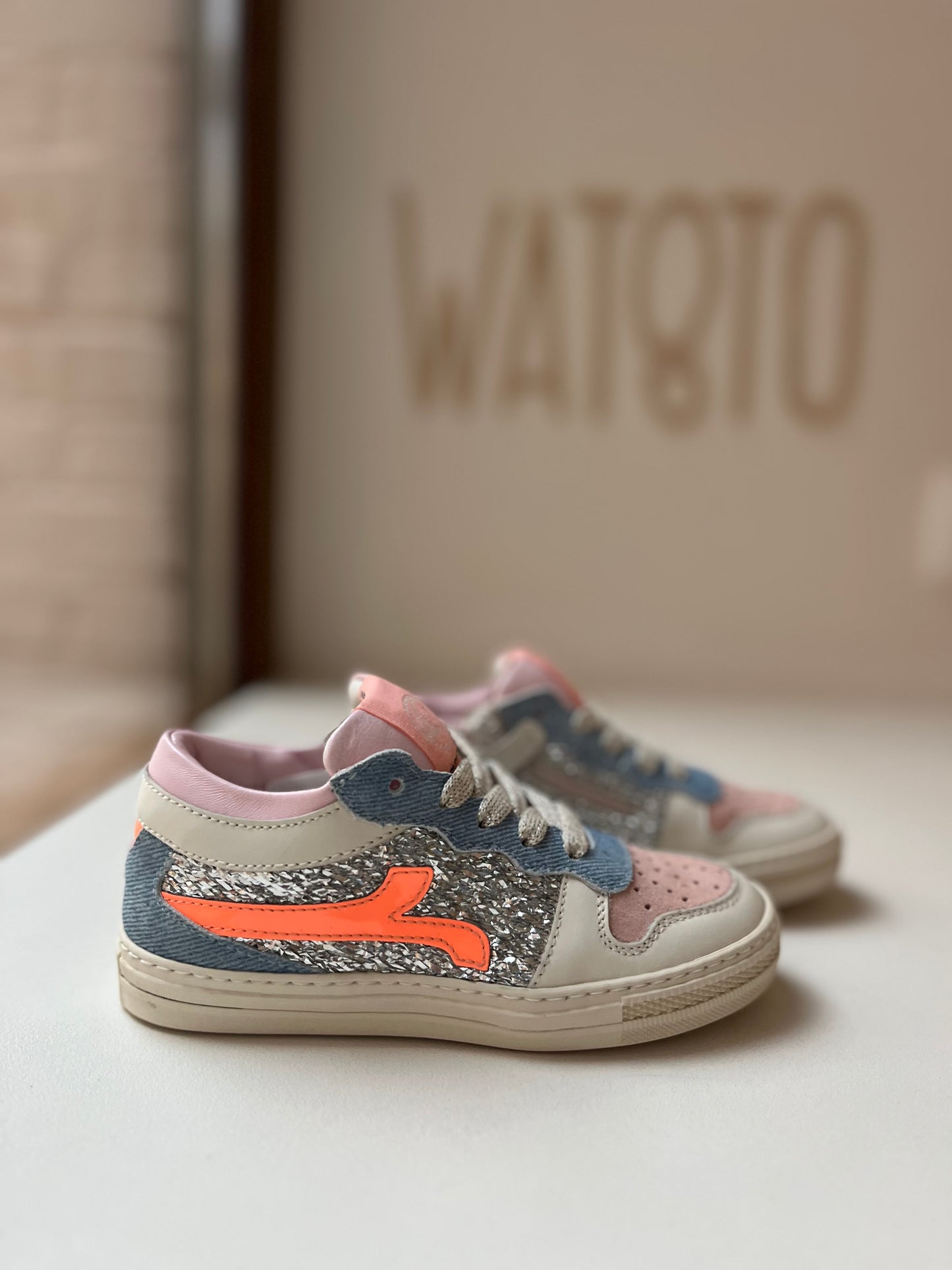 sneaker crème - glitter, oranje streep