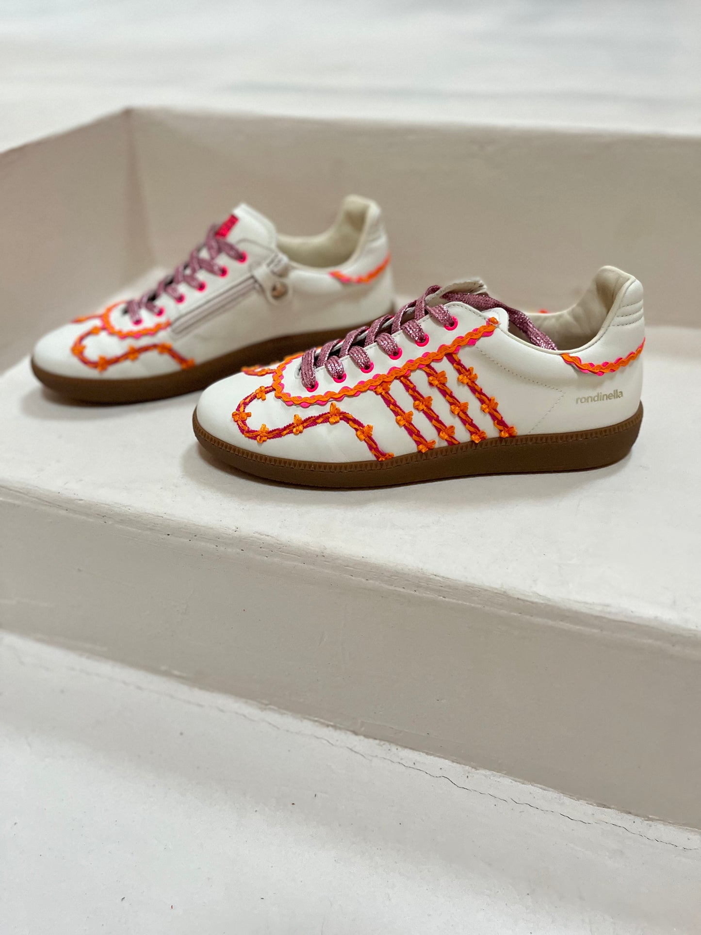 sneaker harry - crème, details oranje roze ruches, lila veter