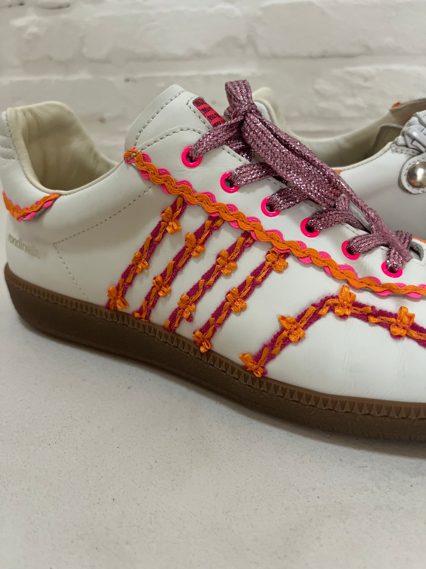 sneaker harry - crème, details oranje roze ruches, lila veter