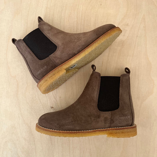 boot - dark taupe suede