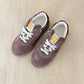 harry sneaker - taupe suede, bordeaux strepen