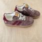 harry sneaker - taupe suede, bordeaux strepen