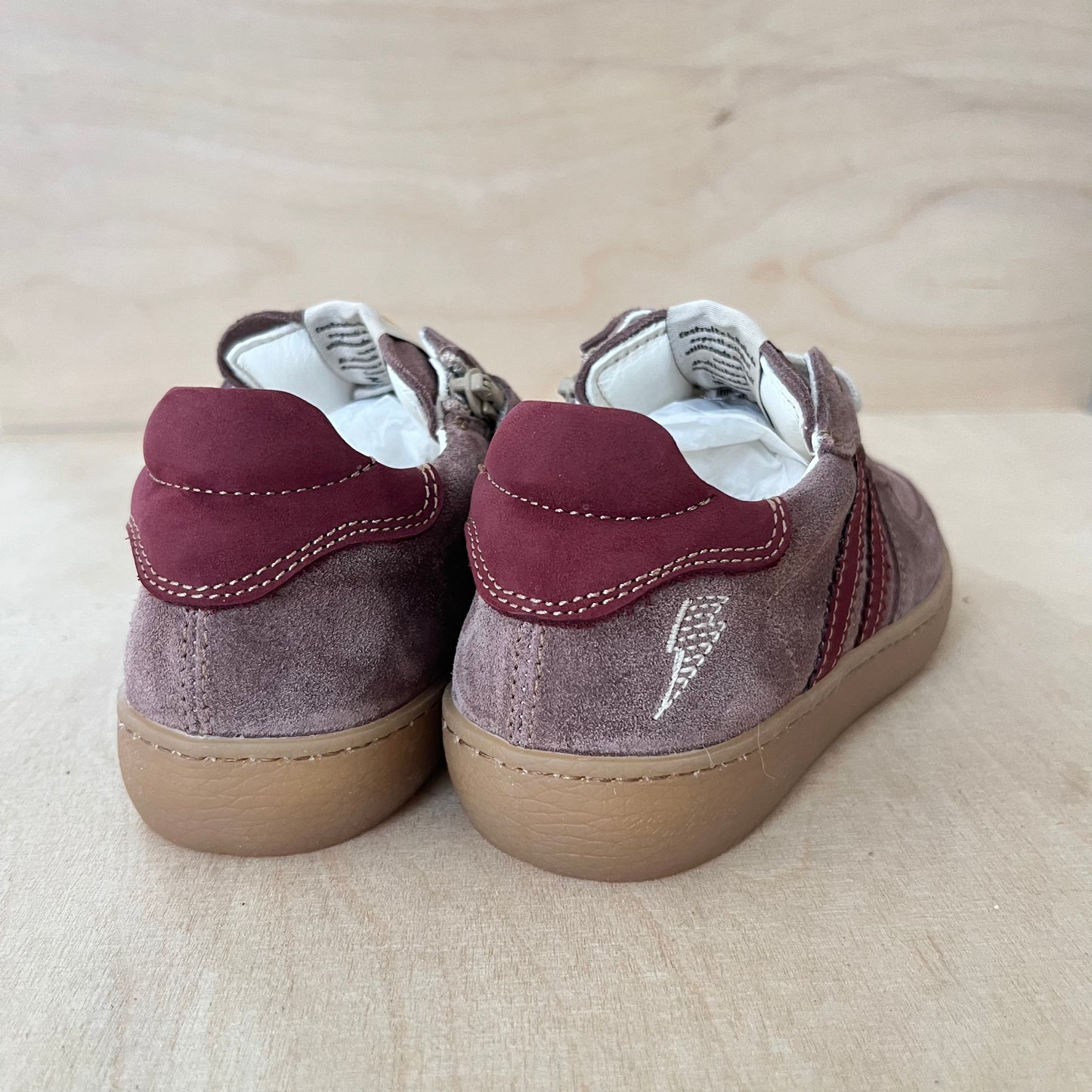 harry sneaker - taupe suede, bordeaux strepen