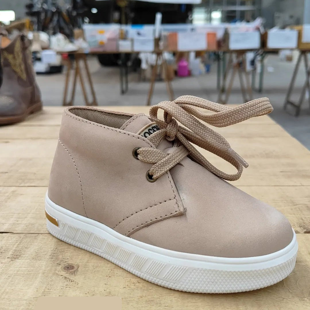 beige sneaker, witte zool